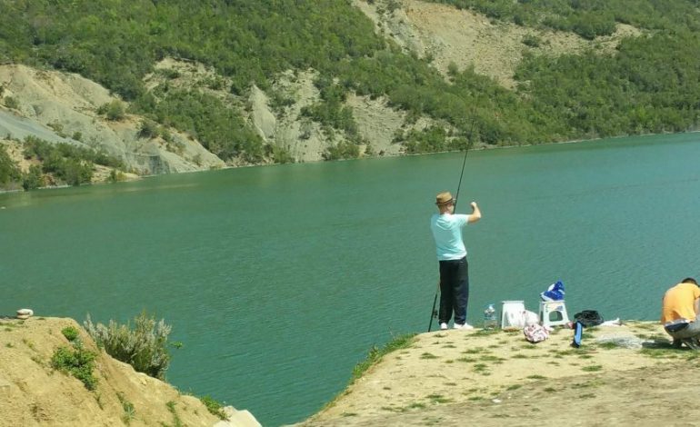 E RËNDË NË GRAMSH/ Peshkonte në liqeni, mbytet fëmija 7-vjeçar. Po kërkohet për TRUPIN e tij