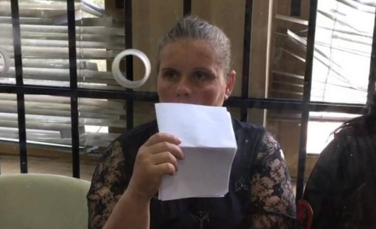 DOGJI SHTËPINË DHE TENTOI T’I MBYSTE VAJZAT/ 47 vjeçarja: Më mirë në burg se me atë