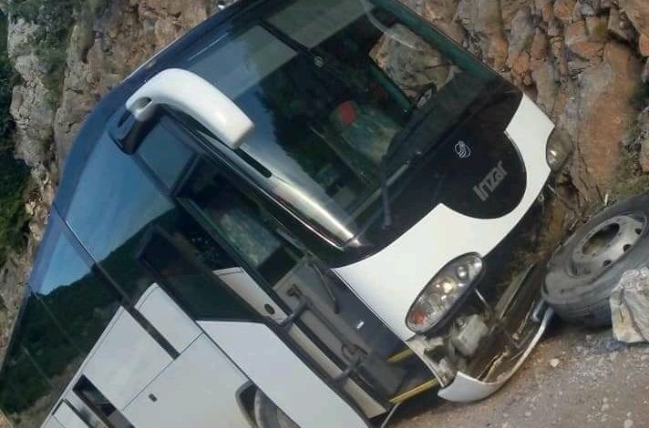 AKSIDENT NË LIBRAZHD/ Autobuzi me turistë i “shpëton” HUMNERËS. Shoferi mori kthesën kur…