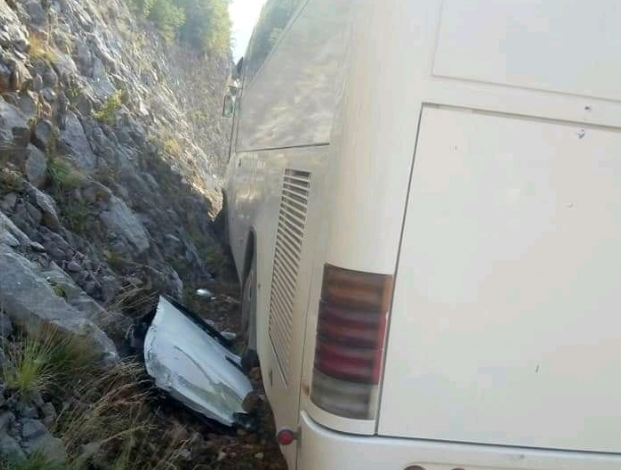 SHMANGET AKSIDENTI FATAL/ FOTO: Brenda AUTOBUZIT ishin 40 turistë. Shoferi manovroi duke…