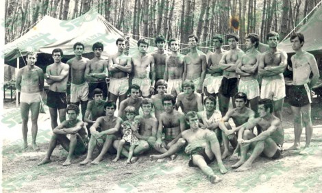 Me çadra dhe krevatë me vete, pushimet verore të lojtarëve në monizëm