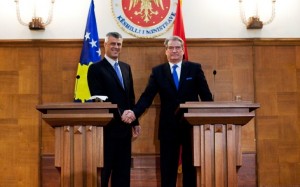 AKUZAT PËR BASHKËPUNNIM ME SERBINË/ Gazetari kosovar: Thaçi i tha Berishës veç të vërtetën