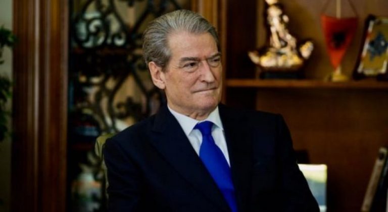 “O GJIGAND NUK PO DIMË KUJT ME I…”/ Berisha në FB: Shihni çfarë më nisin njerëzit nga aeroportet