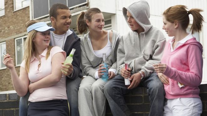 STUDIMI NË BRITANI/ Adoleshentët që pijnë duhan dhe pije alkolike dëmtohen që nga mosha 17 vjeçare