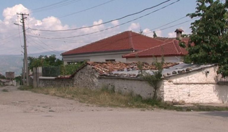 NË FSHATIN E PREFERUAR NGA “HAJDUTËT”/ Banorët në hall: Nuk kanë lënë asgjë, veç pllakave