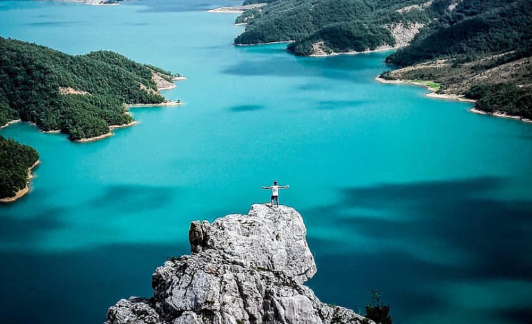 “VETËM PAK LARG TIRANËS”/ PAMJET nga Liqeni i “Bovillës”. Gjithçka duhet për fundjavën (FOTO)