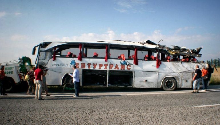 TRAGJEDI NË BULLGARI/ Pëplaset autobusi me turistë, 15 të vdekur dhe 27 të tjerë plagosur