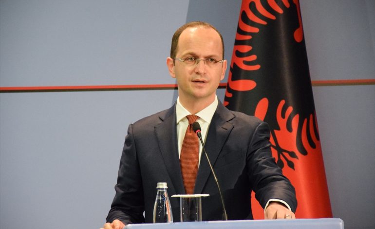 BLLOKIMI I EMIGRANTËVE NË ITALI/ Bushati: Do ti ndihmojmë, ashtu siç na ndihmuan