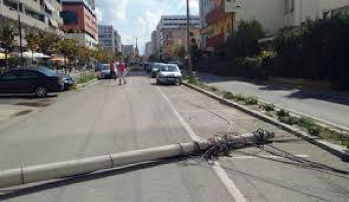 E RËNDË NË TIRANË/ Shtylla BIE mbi fugon, plagoset shoferi 26 vjeçari që…