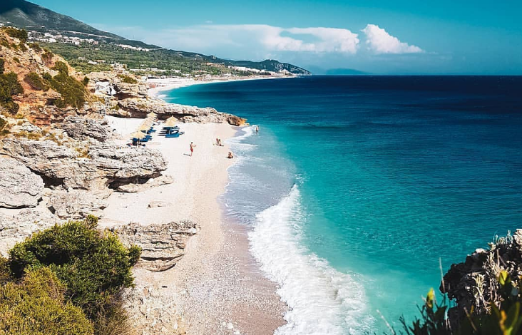FOTO: Dhërmiu “rrëzëllitës”, pushuesit çdo vit e duke u rritur në numër. Këto pamje…
