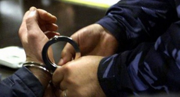 RRIHTE BABAIN DHE E KËRCËNONE ME ARMË/ Policia arreston në flagrancë 43-vjeçarin, i sekuestrohen…