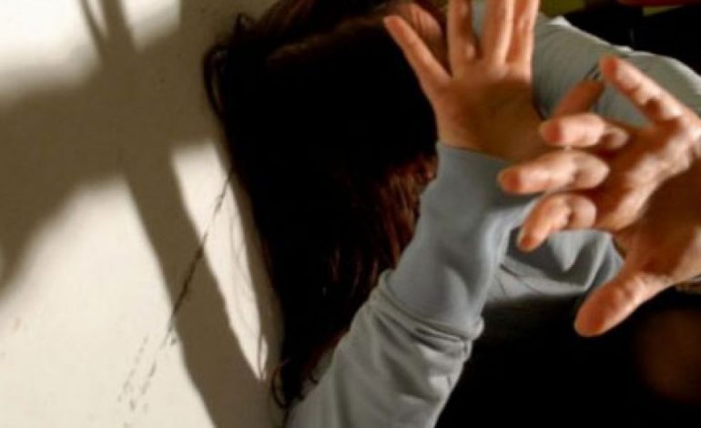 SËRISH DHUNË NË FAMILJEN NË ELBASAN/ Burri RREH gruan 40 vjeçe, dhe e pëson nga policia kur…