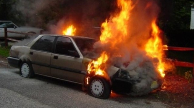 MAKINA PËRFSHIHET NGA FLAKËT/ Pamjet e automjetit teksa SHKRUMBOHET afër Kishës së Laçit