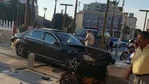 E RËNDË NË DURRËS/ Të rinjtë me mjetin LUKSOZ dhe shpejtësi “fluturojnë” kalimtaren