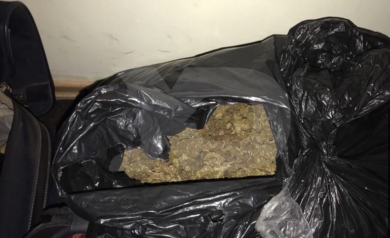 8 ÇANTA ME NGA 200 PAKO/ Kapet me drogë 76 vjeçari