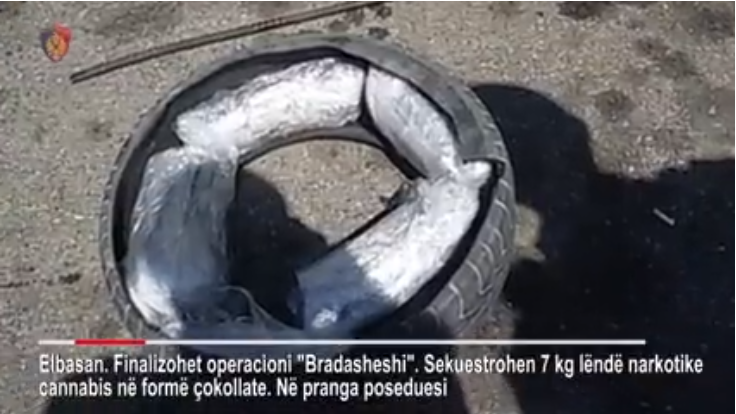 KANABIS NË FORMË ÇOKOLLATE/ PAMJET: Tiranasi që u kap me të dashurën. Kishin 7 kilogramë drogë në makinë