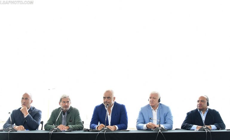 ÇFARË NUK U PA NË SAMITIN E DURRËS/ Nga vetullngrysja e Ramës te buzëqeshja vesh më vesh e Vlahutinit e Bregut (FOTOT)