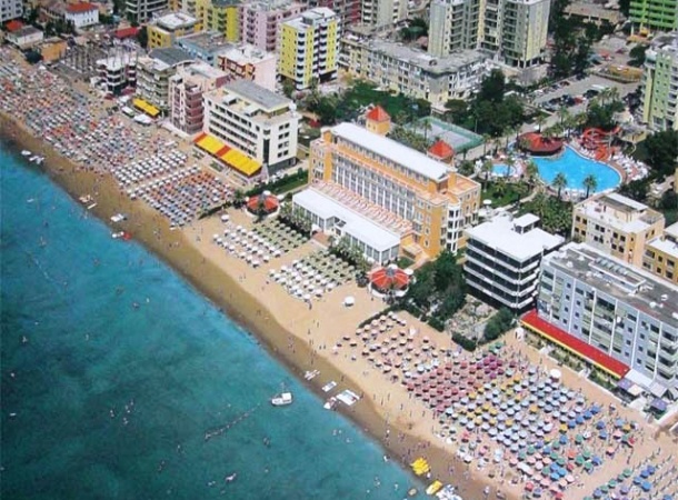 HIGJIENA E PLAZHEVE NË DURRËS: 2018-ta, viti i parë pa “ujëra të zeza” në det