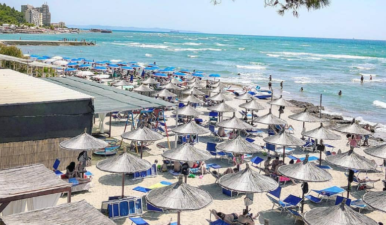 “Na paskan gënjyer…”/ Në Durrës ka edhe plazhe të tillë: Ujë i pastër dhe pamje mahnitëse (FOTO)