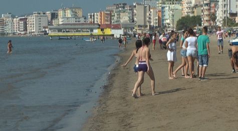 E RËNDË/ Vdes pushuesi në Durrës. Policia: Nuk u ndie mirë në breg, u transportua për në spital por…