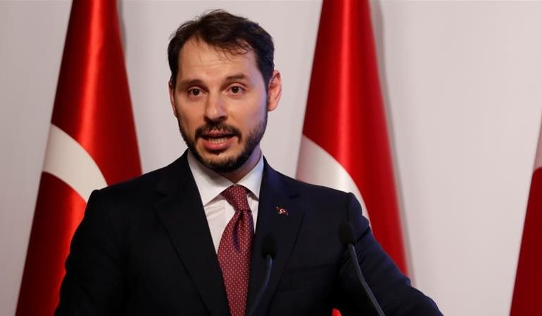 KRIZA E LIRËS TURKE/ Ministri i Turqisë nuk sheh asnjë rrezik ekonomik të rëndësishëm për…