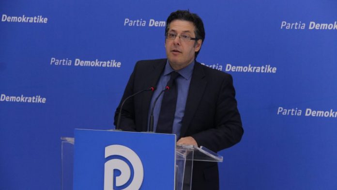DEPUTETI IRONIZON MINISTRINË E SHËNDETËSISË/ Evitoni pickimet e mushkonjave, vaksina nuk ka