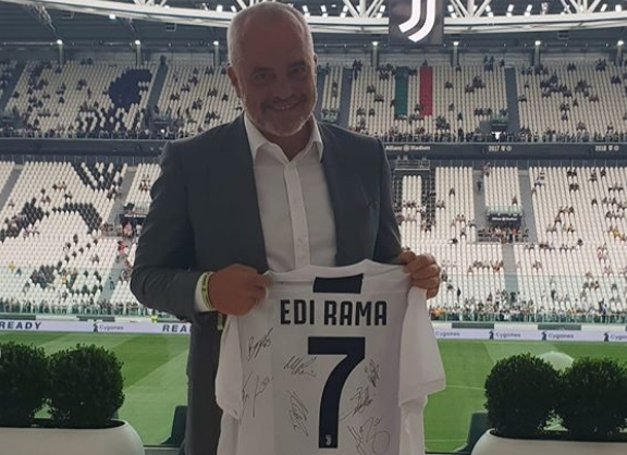 RAMA IA MORI NË STADIUM/ FOTO: Deputeti i PS “gëzon” me bluzën e Ronaldos. Ia çuan në shtëpi