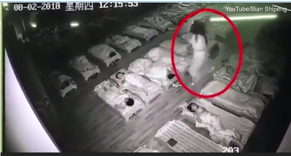 Edukatorja mizore kapet duke shqelmuar fëmijët që flinin gjumë (VIDEO)