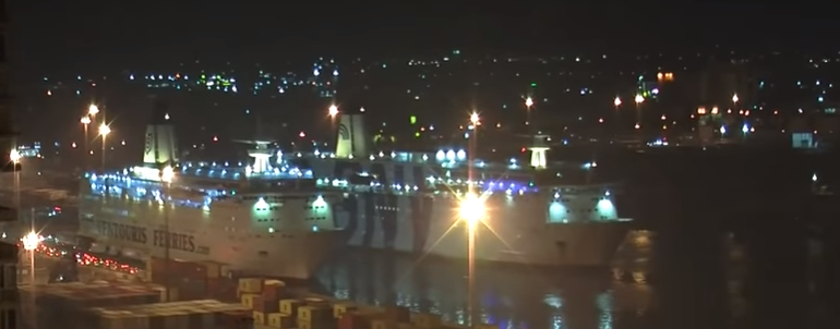 “10 MIJË PASAGJERË DREJT ITALISË”/ Nis “eksodi” me 7 tragete në Portin e Durrësit (VIDEO)