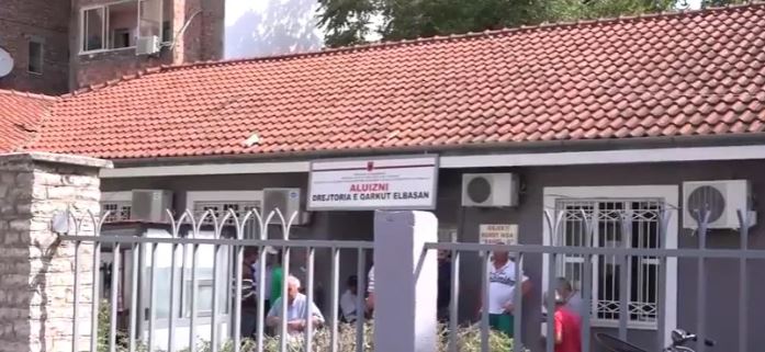 Emigrantët “pushtojnë” ALUIZNI-n e Elbasanit, dyndje për lejet e legalizimit