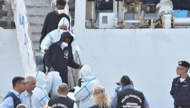 PRANIMI I 20 EMIGRANTËVE/ Ministria e Brendshme: Jemi në pritje, s’ka ende datë
