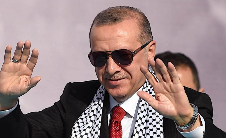 KOMPLOTI KUNDËR LIRËS TURKE/ Reagon Erdogan: Nuk dorëzohemi!