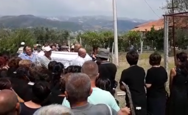DRITHËRUESE/ Djali NUK MBAN VETEN teksa i jep lamtumirën nënës, babait, vëllait, motrës, xhaxhait e gjyshërve! (FOTOT)