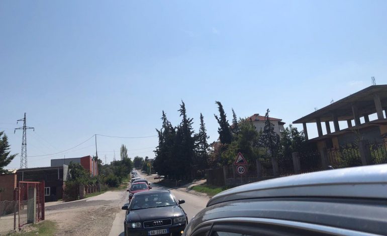 DITA E DASMËS U KTHEHET NË MAKTH/ Përplaset makina me dhëndrin dhe nusen në Fier (FOTO)