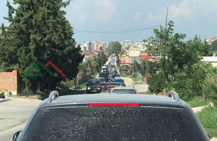 “E DIELA E PLAZHIT”/ Fieri në KAOS. Radhët kilometrike të automjeteve bllokojnë… (FOTO)