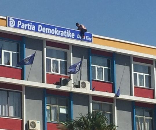 E RËNDË NË FIER/ 47 vjeçarja tenton të HIDHET nga selia e PD: Më punësoni ose do vdes