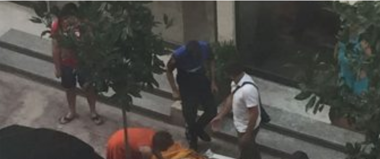TMERROHEN BANORËT/ Hidhet nga kati i katërt një burrë në zonën e Unazës së Re (FOTO)