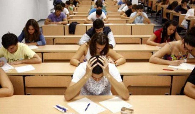 PROVIMET E VJESHTËS/ 3 mijë e 500 maturantë mbetës zhvillojnë provimin e parë