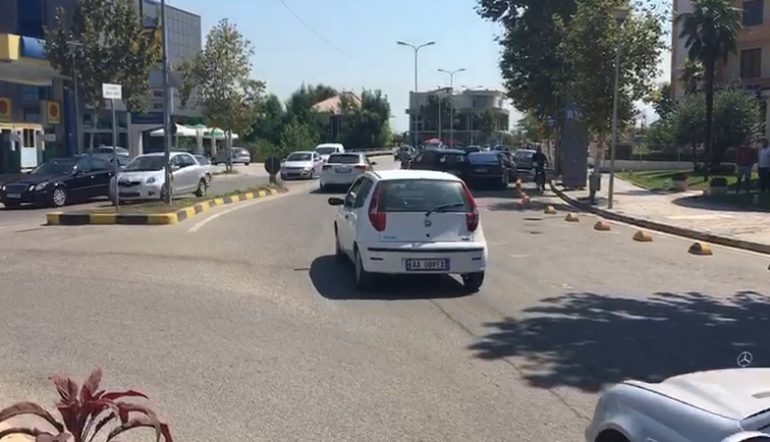 QYTETARËT I DREJTOHEN JUGUT PËR TË PUSHUAR/ Trafik i rënduar në aksin Levan-Fier (VIDEO)