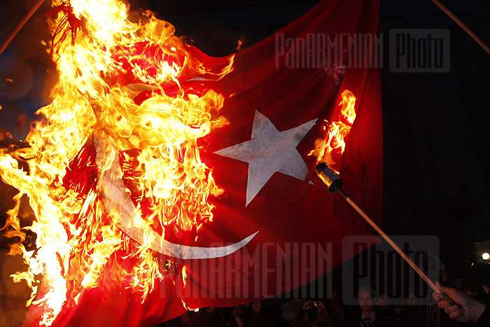 SHQIPTARËT DJEGIN FLAMURIN E TURQISË/ Brohorasin: Këtu ka vend veç Gjergj Kastriot Skendërbeu
