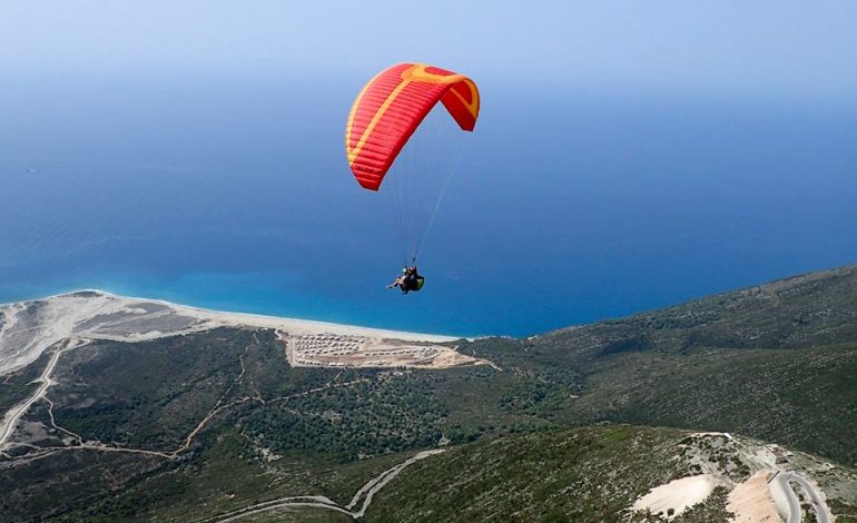 KOMENTET/ Turisti polak: Pagova 200 dollarë për parashutën, shqiptari: Më mirë isha hedh vetë