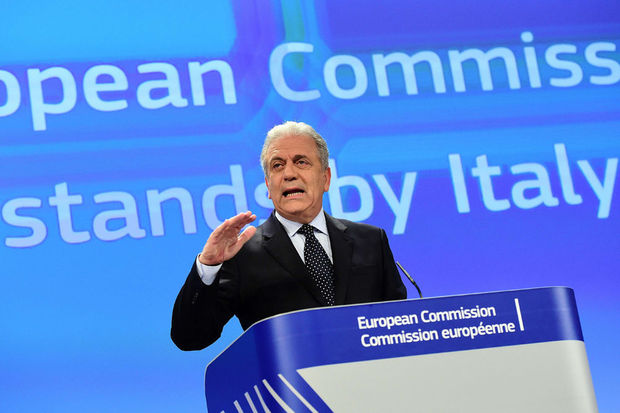 Emigrantët/ Avramopoulos kritikon Italinë: Të sulmosh BE-në është si të dalësh kundër vetes