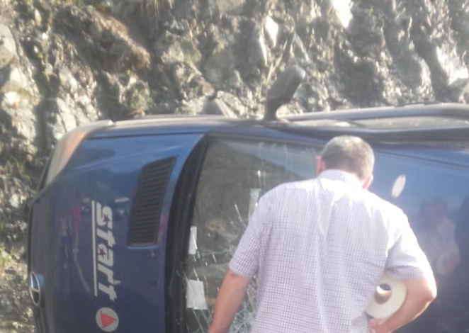 FURGONI DEL NGA RRUGA NË LIBRAZHD/ Rrëfimi: Shoferi doli nga xhami me kokë, janë 25 të plagosur O ZOT…