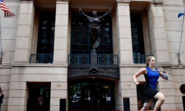 GJYQI I PAUL MANAFORT/ Kush ishte gruaja që doli me vrap atletik nga gjykata (VIDEO)