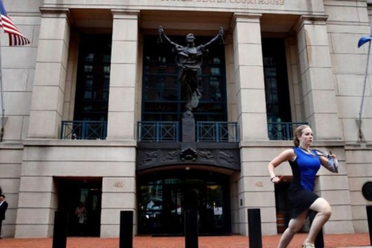 GJYQI I PAUL MANAFORT/ Kush ishte gruaja që doli me vrap atletik nga gjykata (VIDEO)