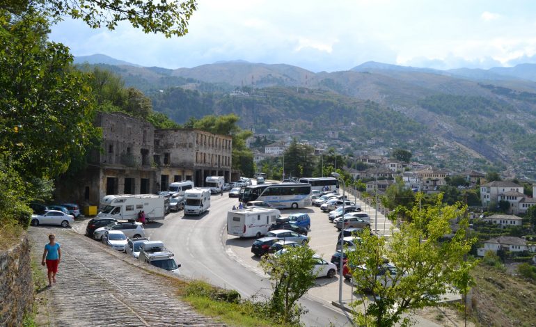 BUM TURISTËSH NË GJIROKASTËR: 1000 vizitorë vetëm përgjatë një dite