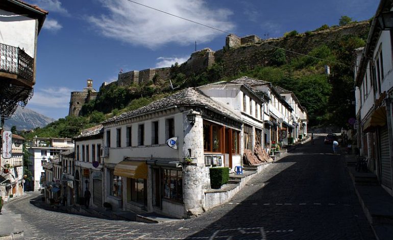 DESTINACIONI I DITËS/ Gjirokastra e “GURTË”. Çfarë DASHUROJNË turistët tek ky qytet madhështor (FOTO)