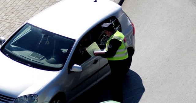 POLICIA IU SHTRËNGON “RRIPIN” SHOFERËVE/ Fundjava për të festuar, jo për të rrezikuar (VIDEO)