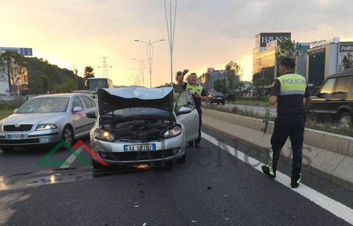 AKSIDENT NË AUTOSTRADËN TIRANË-DURRËS/ Pjesët e “Volkswagen-it” përfundojnë në… (FOTO)