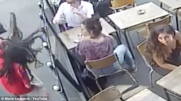 “MANIAKU I PARISIT”/ E ndoqi dhe më pas e goditi, studentja padit 25 vjeçarin në polici